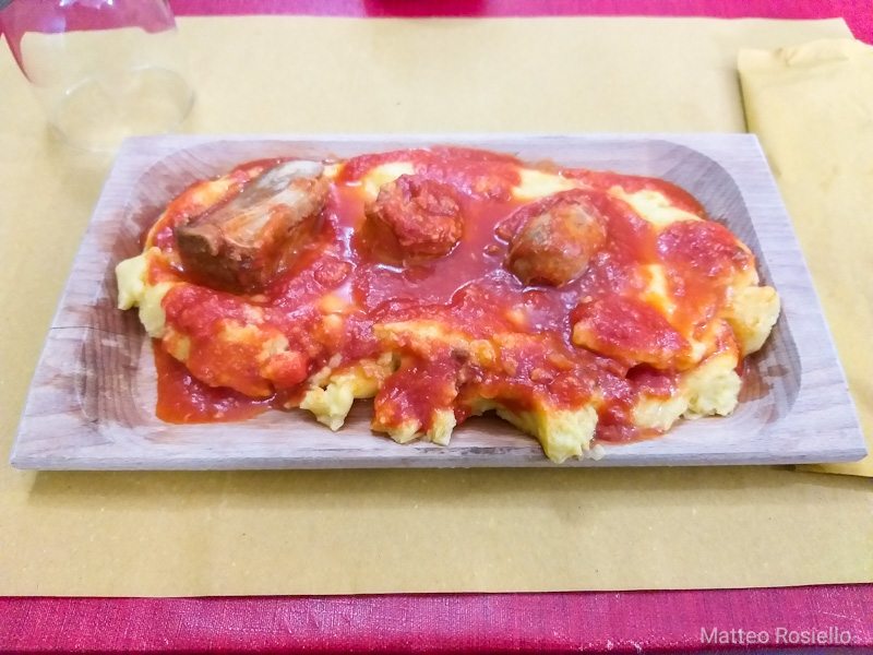 Polenta con salsicce e spuntature