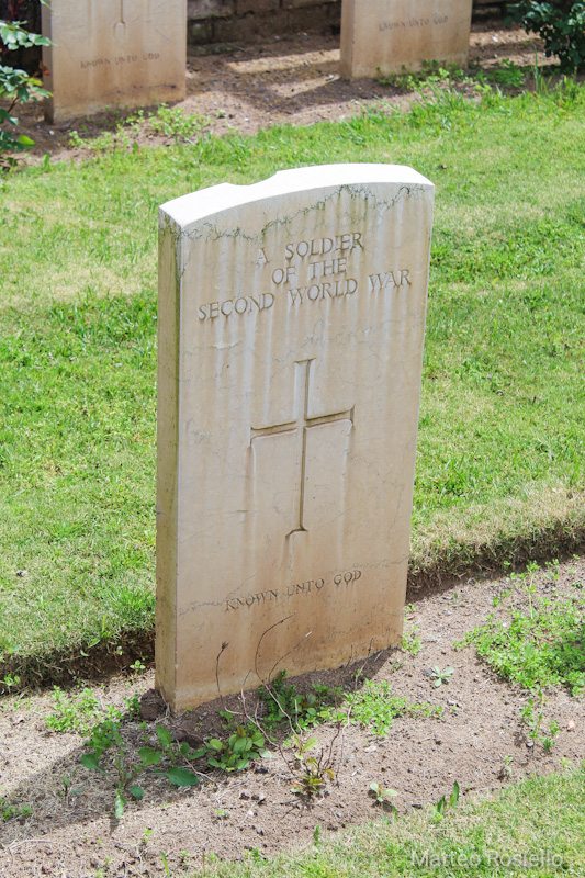 Una tomba di milite ignoto nel cimitero