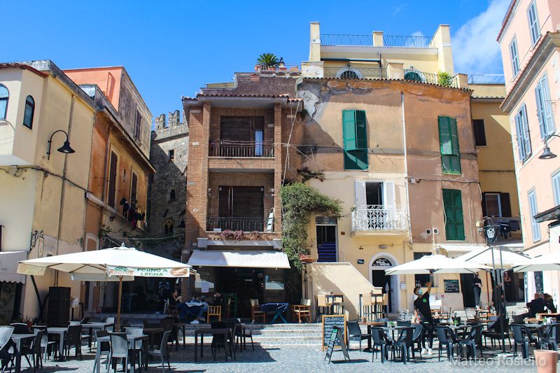 Una piazza del borgo