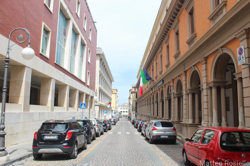 A sinistra il palazzo delle Poste centrali e a destra l'ex convento di San Luca