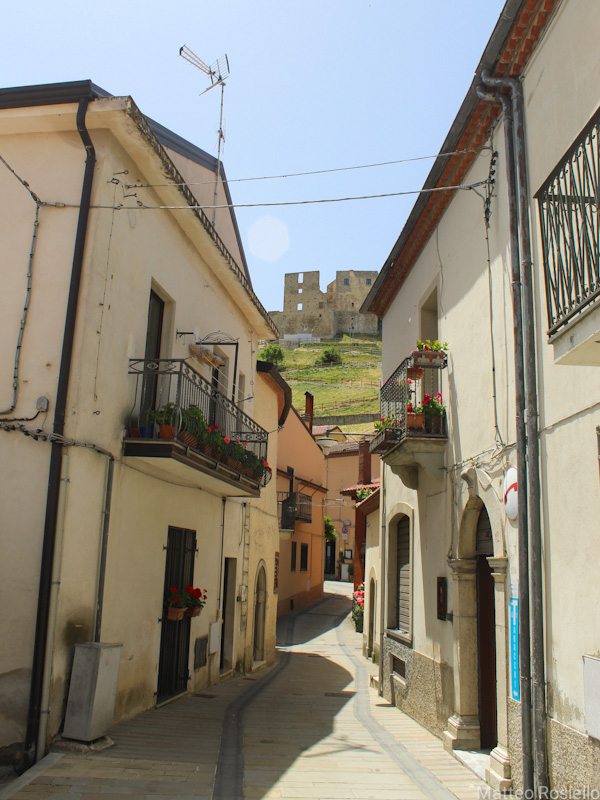 Vicoli del paese e il Castello Vicoli del paese e il Castello