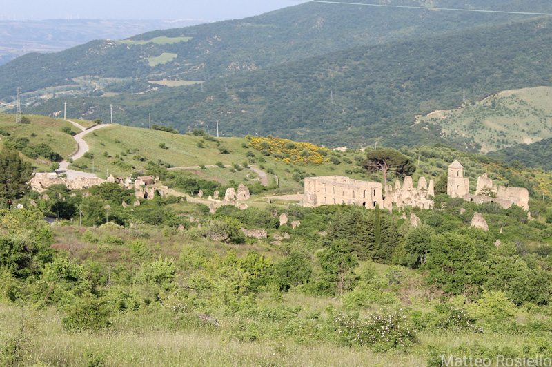 Resti di Campomaggiore Vecchio dall'alto Resti di Campomaggiore Vecchio dall'alto
