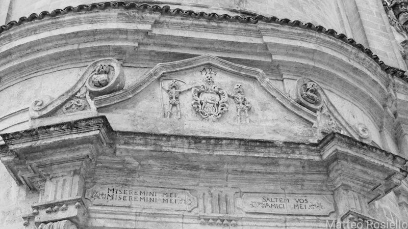 Un dettaglio della facciata della chiesa del Purgatorio