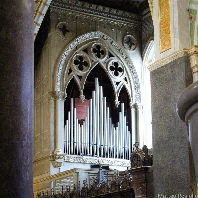 L'enorme organo a canne