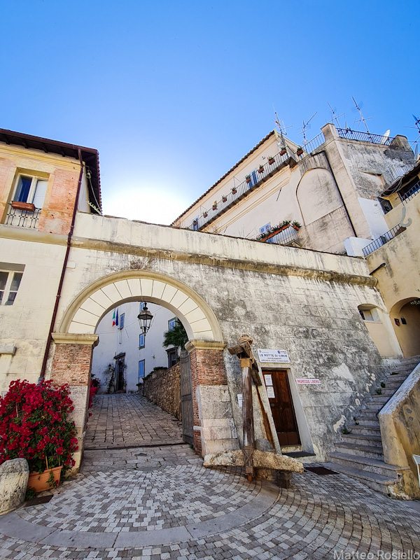 Una delle porte d'accesso al borgo Una delle porte d'accesso al borgo
