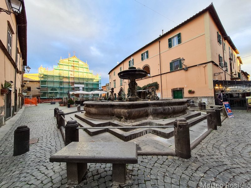 Fontana Grande e Duomo in restaurazione