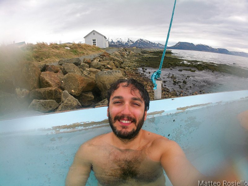 Io nella piscina calda in riva all'Artico