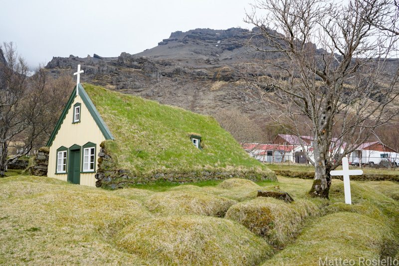 Una chiesa ricoperta dal manto erboso