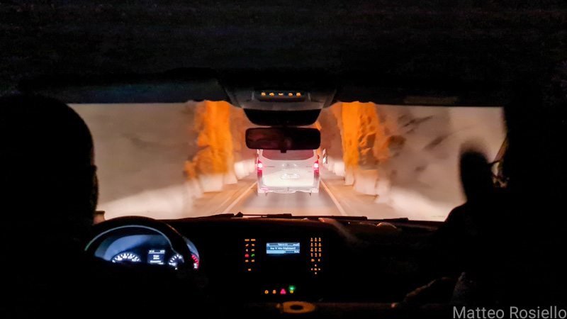 Galleria ad una corsia della Hringvegur scavata nella montagna