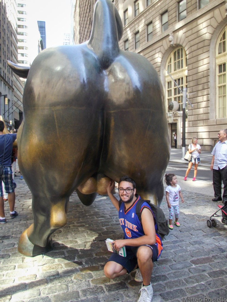 Io dietro al Toro, simbolo della Borsa americana
