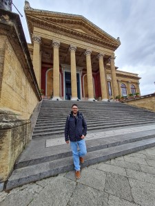 Io sulle scale del Teatro Massimo