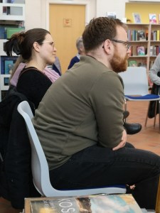 Il pubblico attento alle parole dell'autore