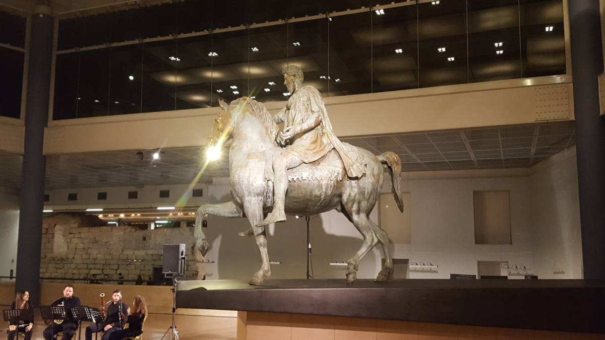 L’imperatore, il gracido, la civetta e il manto&nbsp;d’oro