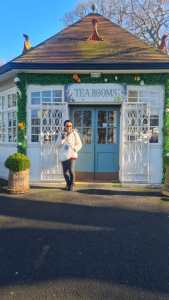 Io davanti alla tea room