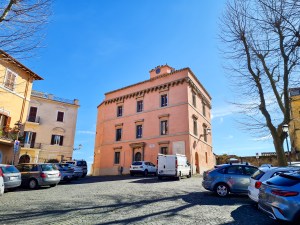 Piazza Francesco Caraffa e il "Castello"