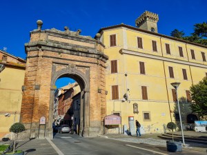 Porta Romana e Palazzo Venturi Porta Romana e Palazzo Venturi